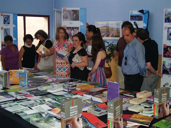 Personas visitando la exposición 