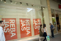 Las rebajas se inician en Galicia "sin grandes aglomeraciones" y con descuentos de hasta el 50%