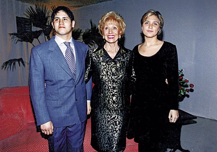 Ernestina Herrera de Noble, propietaria de Clarín y sus hijos