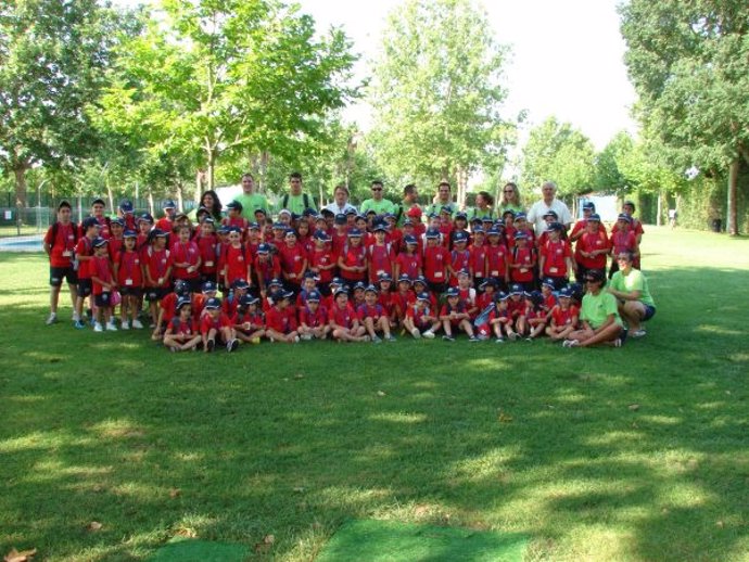 Niños que participan en la Escuela Multideportiva de Verano