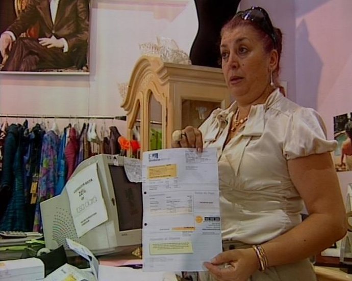 La dueña del comercio con la factura