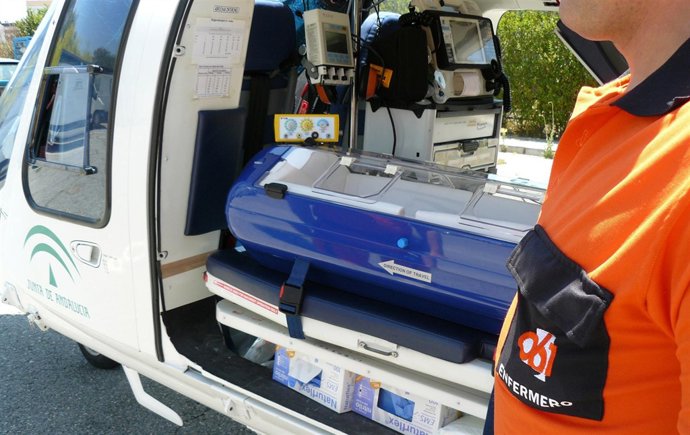 incubadora para neonatos en un helicóptero del 061