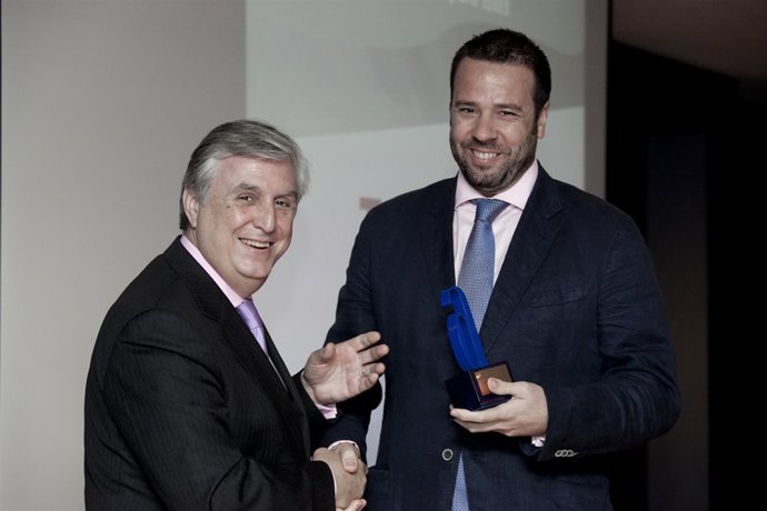 El director comercial de Travelplan, Miguel Ángel García (dcha), recoge el premi