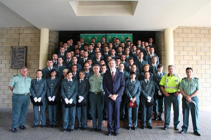 El delegado del Gobierno con los guardia civiles