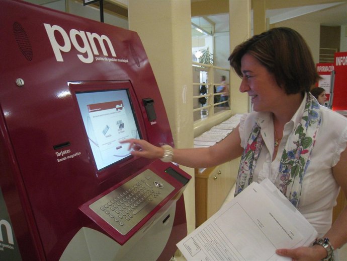 La edil Sara Alba usa el Punto de Gestión Municipal