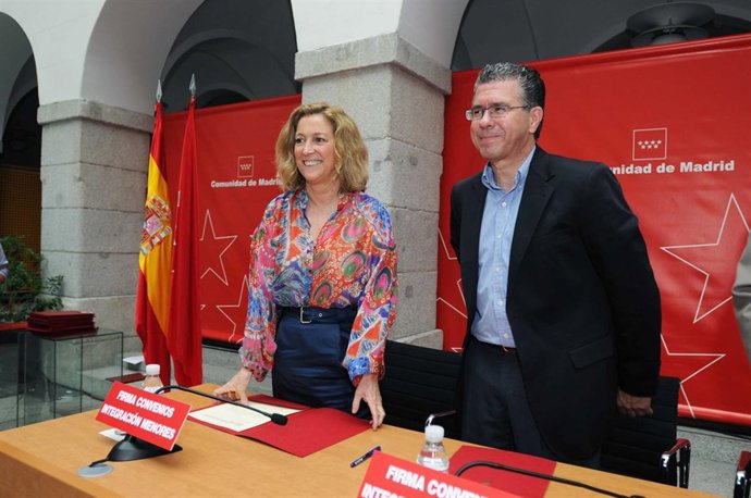 Concepción Dancausa y Francisco Granados tras firmar un acuerdo de colaboración