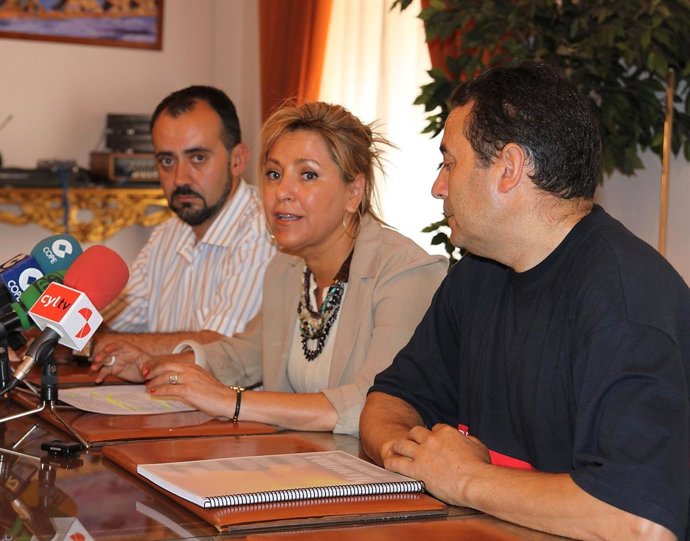 La alcaldesa, Rosa Valdeón, durante la presentación de la memoria de 2009 de los