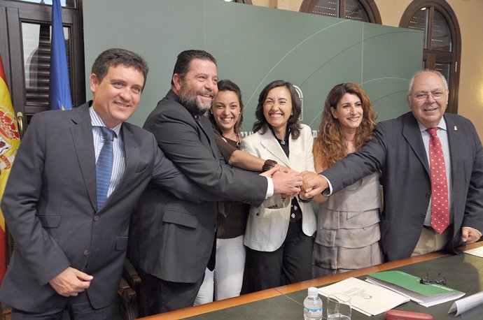 Aguilar, con los alcaldes firmantes de los protocolos