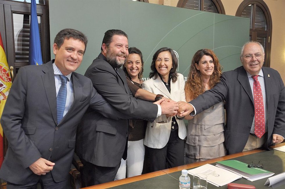 Aguilar, con los alcaldes firmantes de los protocolos