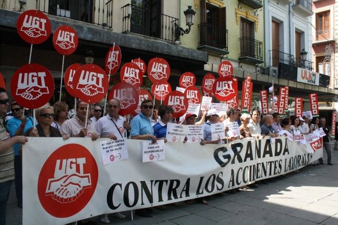 Concentración de los sindicatos por el accidente laboral en Freila