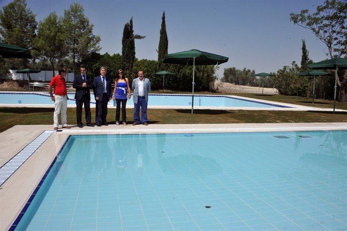 Un momento de la visita a la piscina