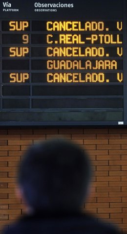 Recurso panel trenes en una estación por huelga de Renfe