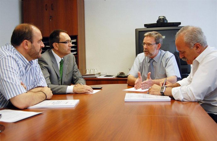 El consejero (i) durante la reunión sobre el Centro Tecnológico de Biocombustibl