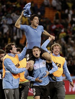 Uruguay llega a las semifinales de la mano de Luis Suárez