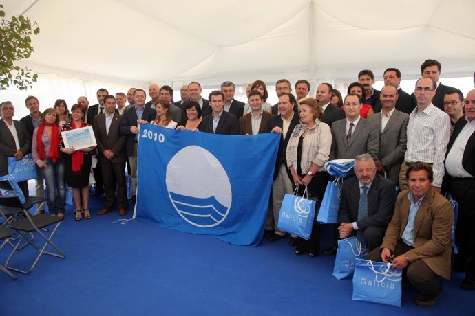 Feijóo en el acto de reparto de banderas azules