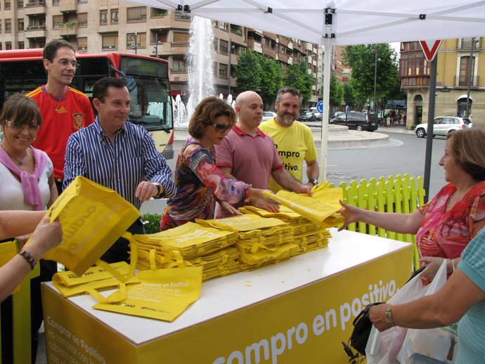 El reparto de las bolsas se ha realizado en varias calles de Logroño