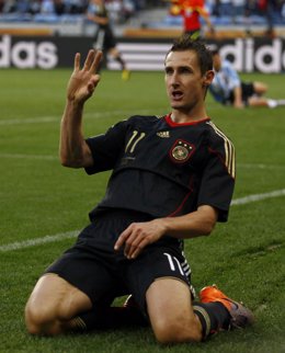 Klose hace doblete para Alemania