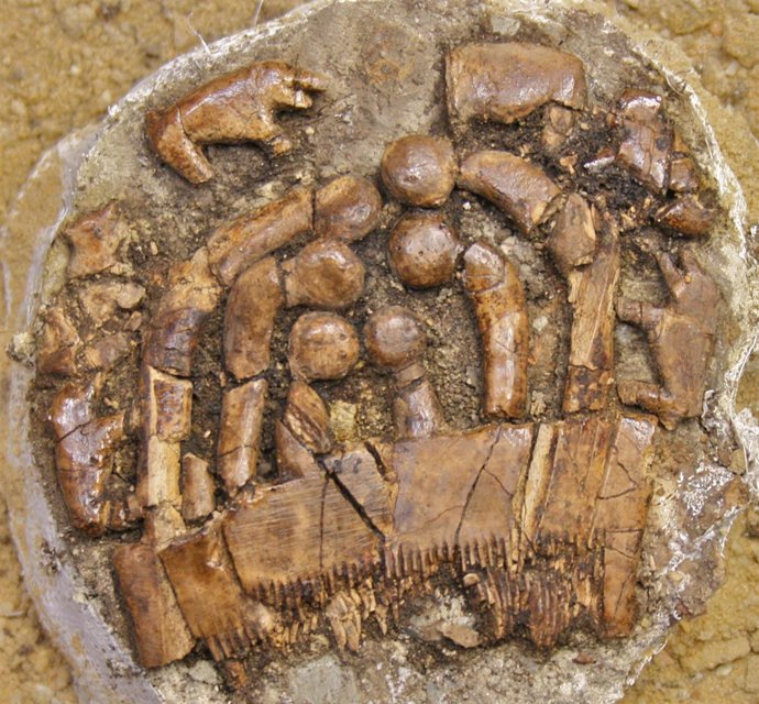 Uno de los collares descubiertos durante las últimas excavaciones en el dolmen d