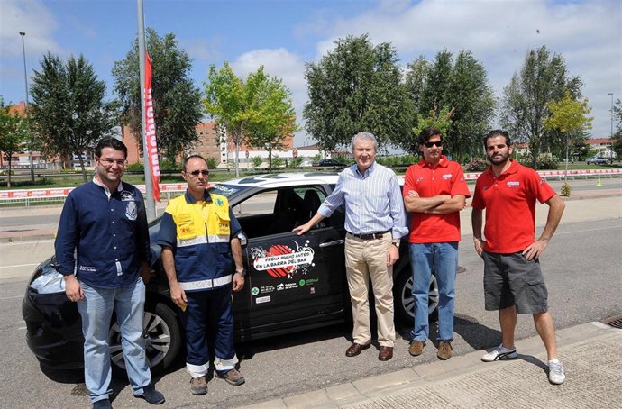 El consejero ha acudido al Palacio de los Deportes para visitar la pista de segu