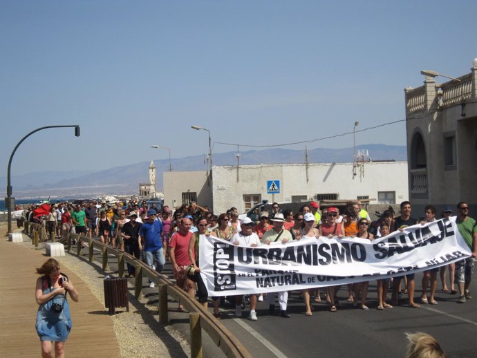 Manifestantes contra la construcción de un hotel en Cabo de Gata