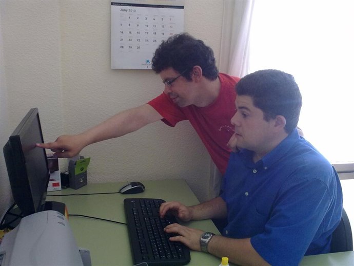 Alumnos de centro Buris-ana en el curso de alfabetización digital.