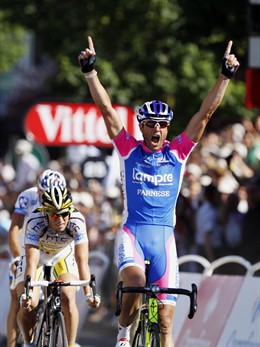 Petacchi vence tras una gran montonera