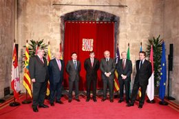 De Santiago-Juárez (primero derecha), durante la reunión de Mallorca en marzo.