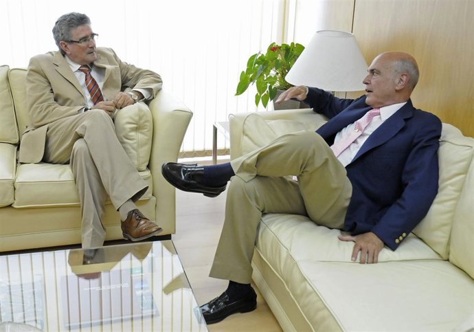 Reunión del presidente del TSJA con el consejero de Gobernación y Justicia