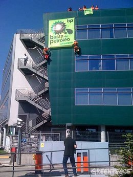 Greenpeace se cuelga de la sede de BP en Madrid