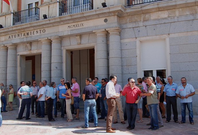 Trabajadores del Ayuntamiento de Huelva protestan ante las puertas del consistor