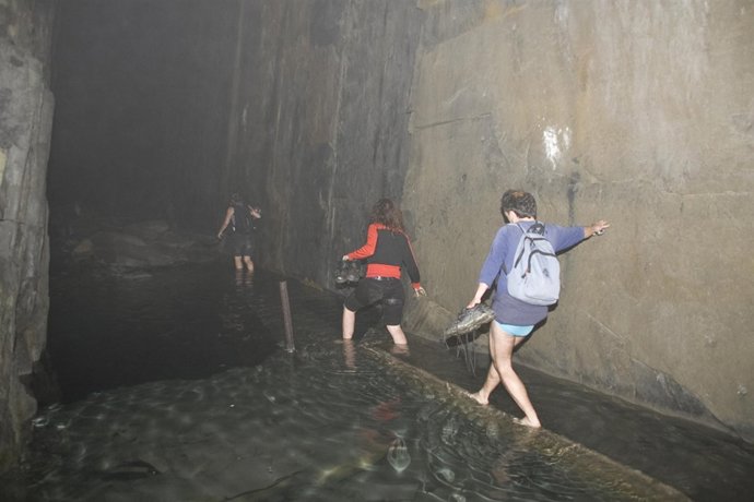 Activistas anti TAV en la cueva de Itsasondo