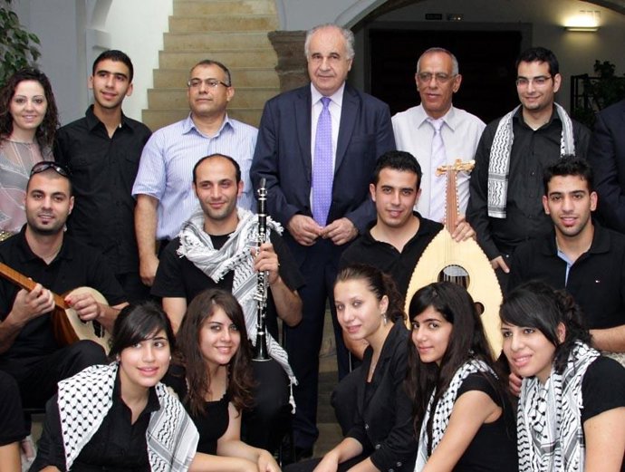 El conseller Rafael Blasco, junto a los jóvenes músicos