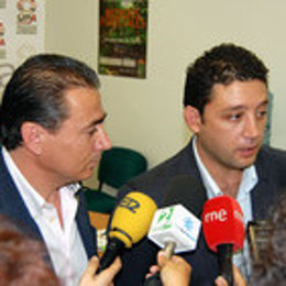 Rafael Velasco atiende a los medios