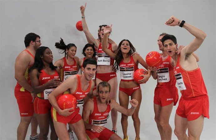 Componentes de la selección española de atletismo animando a 'La Roja'