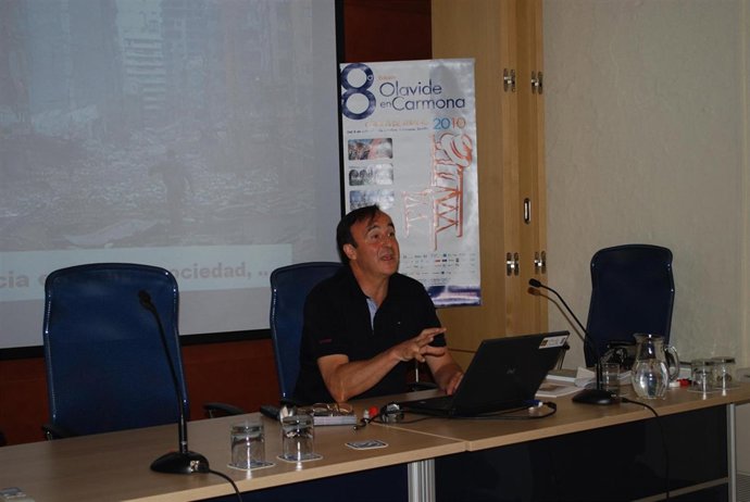 El profesor Yubero, durante su intervención en los cursos de la UPO