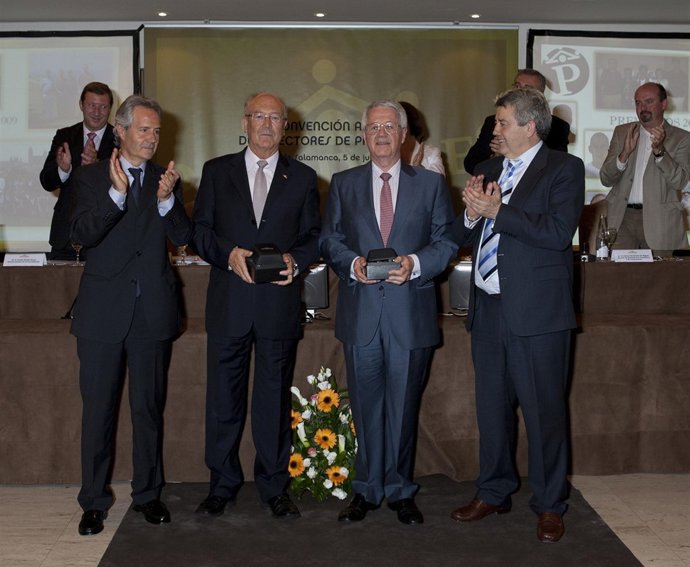 El presidente de Paradores con los dos homenajeados