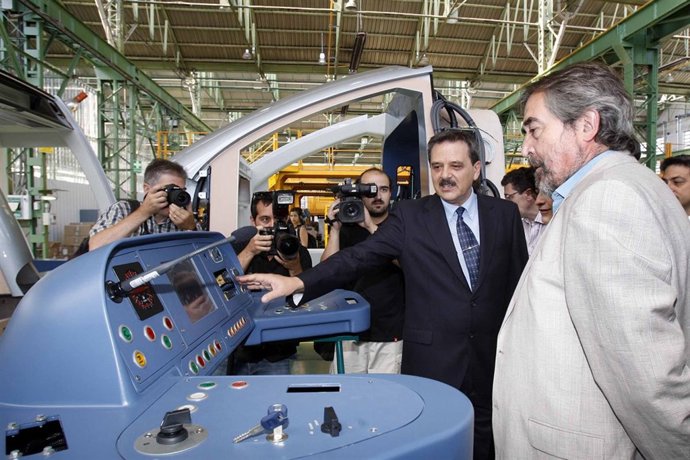 Belloch visita las instalaciones de la empresa CAF