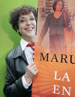 La escritora en la presentación del libro.