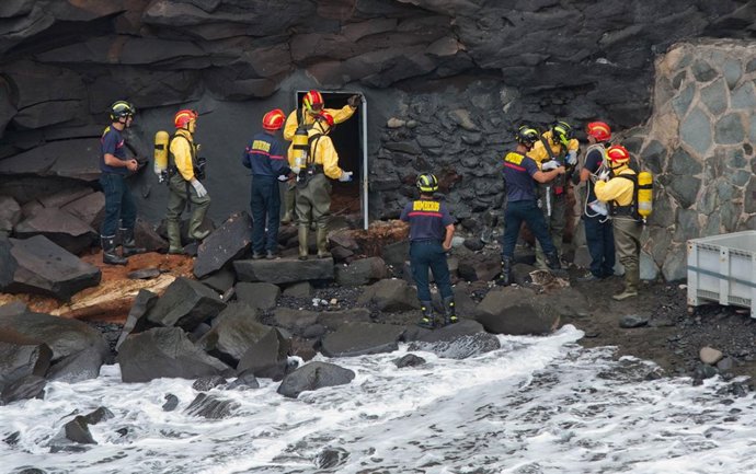 Los bomberos inspeccionan con equipos especiales la galería de Los Nidillos en L