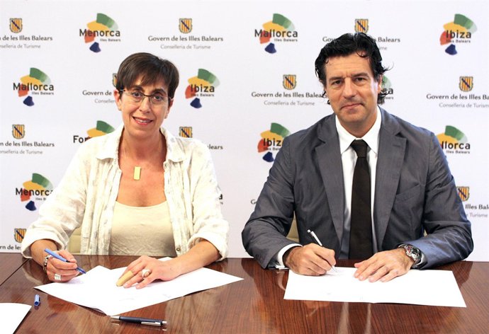 La presidenta de la Agencia de Turismo de Baleares, Joana Barceló, y el subdirec