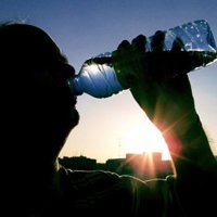 Beber sin sed y no comer mucho, claves contra el calor