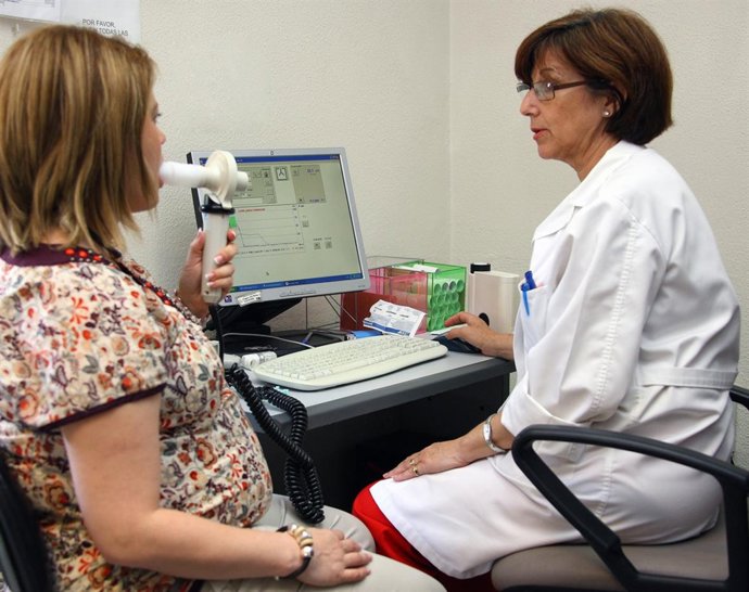 Una embarazada pasa una consulta sobre asma