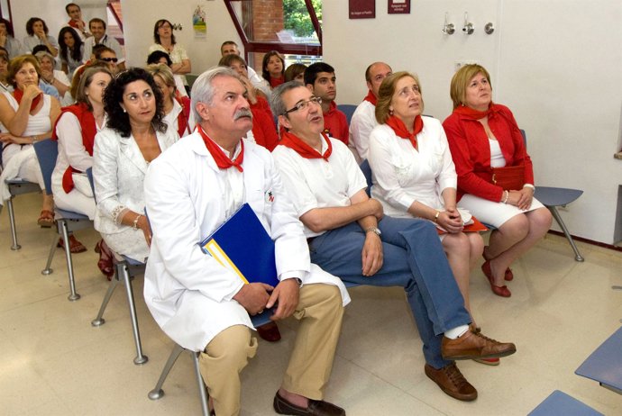 La consejera María Kutz observa el encierro en un televisor del Complejo Hospita