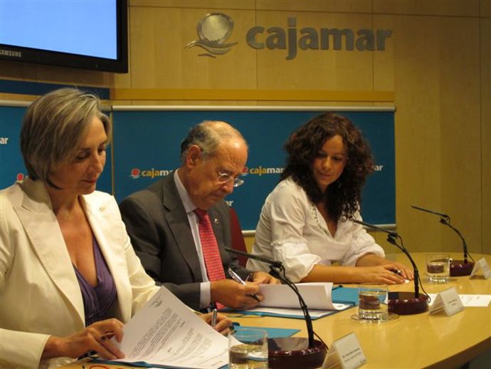 Momento de la firma del convenio entre Extenda y Cajamar