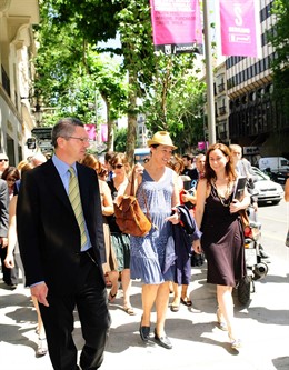 Alberto Ruiz-Gallardón visita la calle Serrano, ya engalanada con banderolas de 