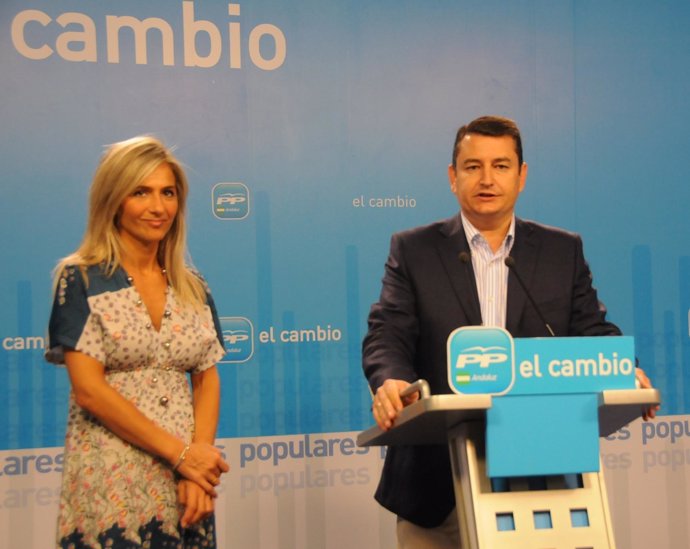 Antonio Sanz y Patricia del Pozo hoy en rueda de prensa en la sede del PP andalu