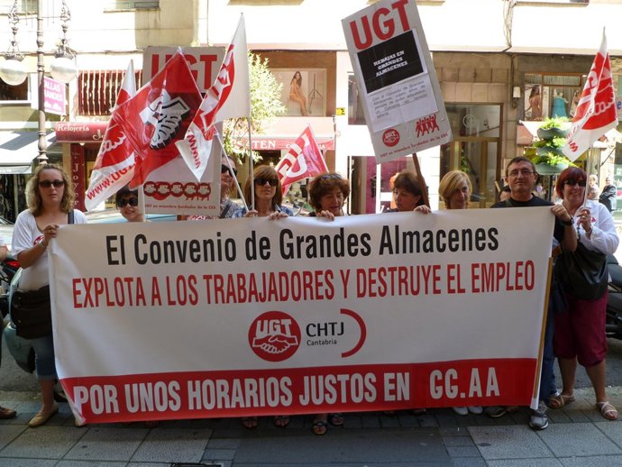Concentración de UGT Cantabria contra el convenio de grandes superficies