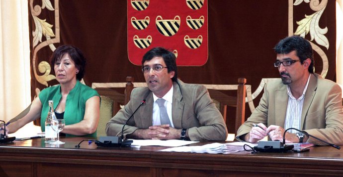 De izquierda a derecha, la consejera de Bienestar Social, Juventud y Vivienda de