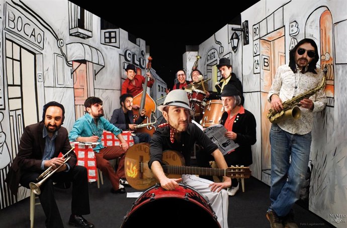 El cantante y su banda