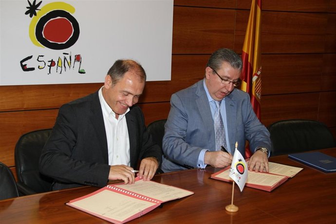 Dtor general de Turespaña, Antonio Bernabé, y presidente de la APCE, José Salina
